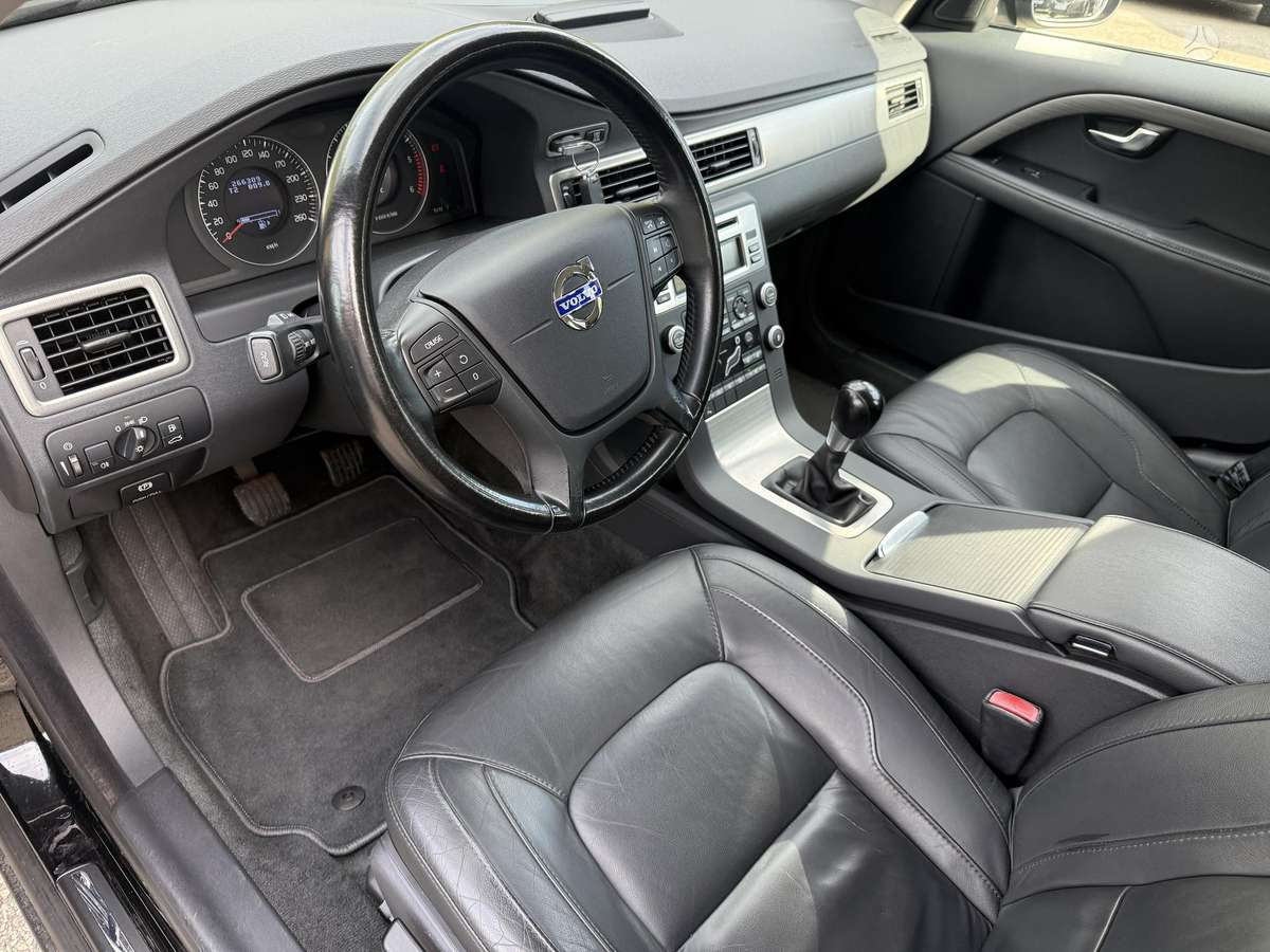 Volvo V70 2010 — photo 16