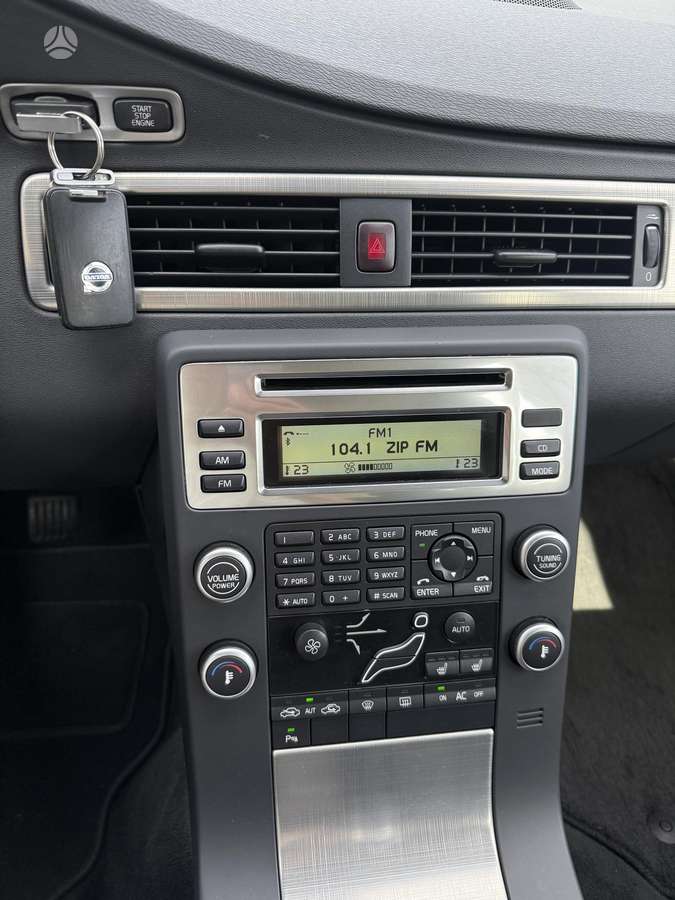 Volvo V70 2010 — photo 17