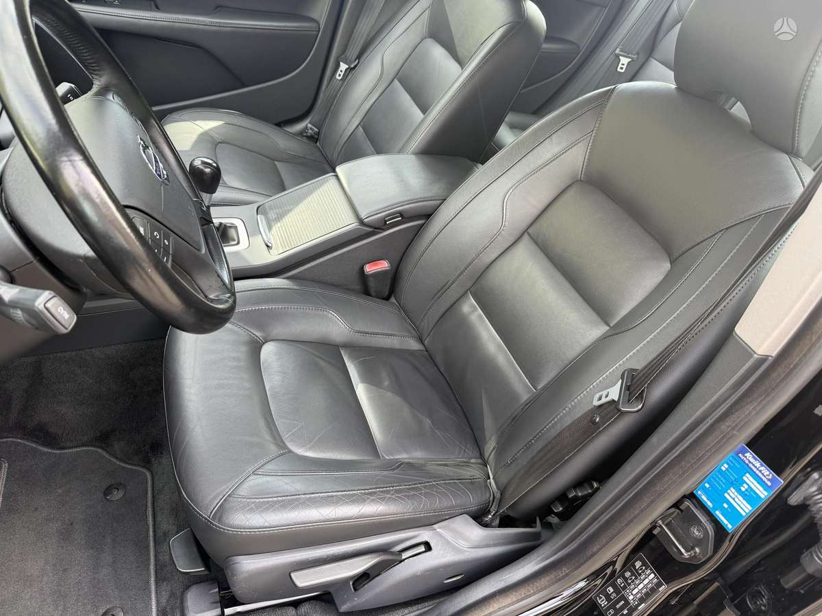 Volvo V70 2010 — photo 18