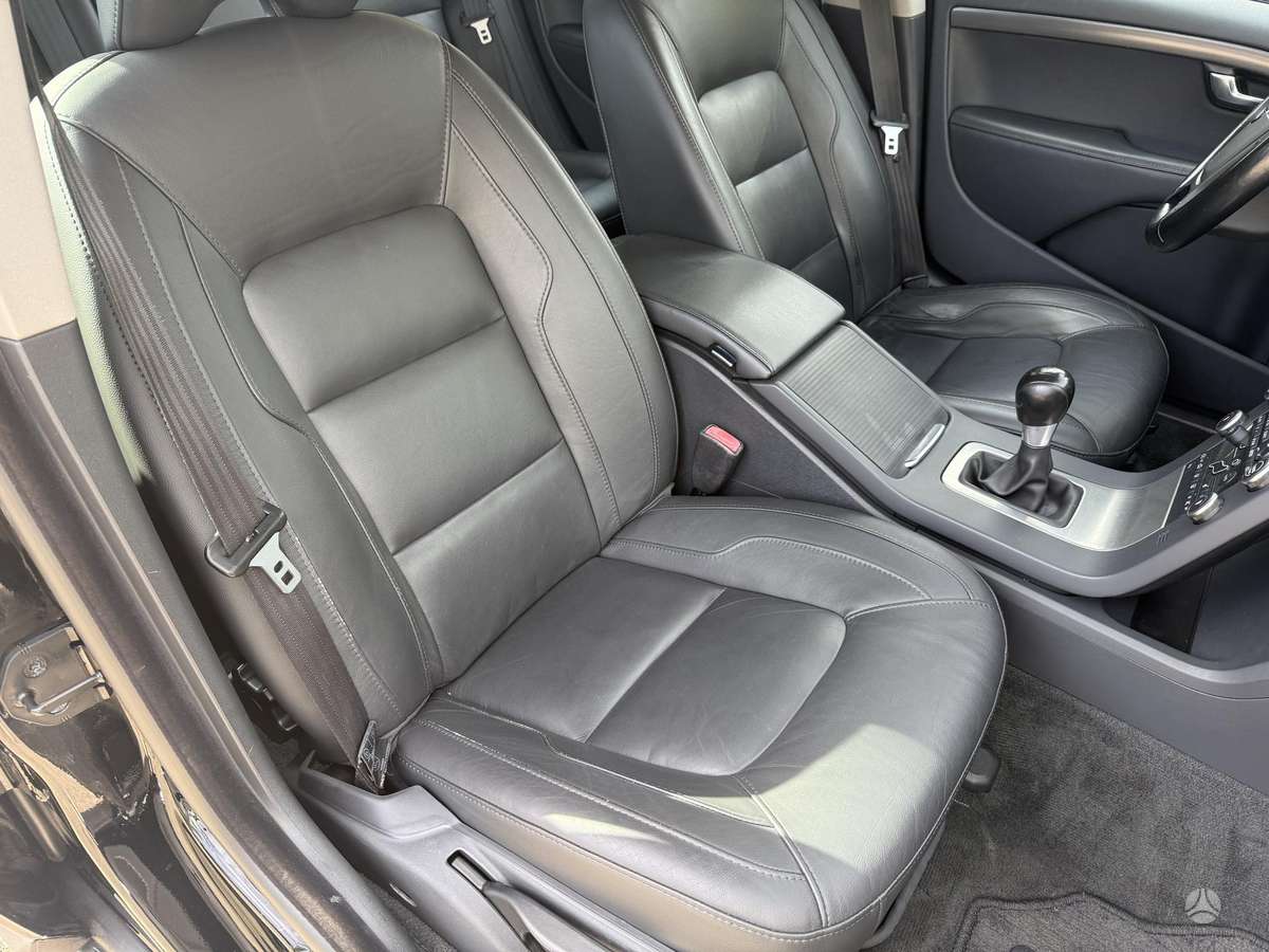 Volvo V70 2010 — photo 19