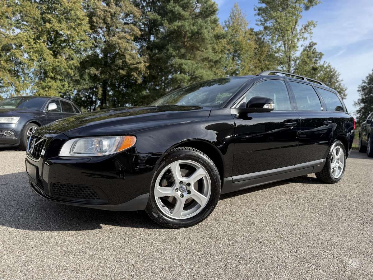 Volvo V70 2010 — rear view