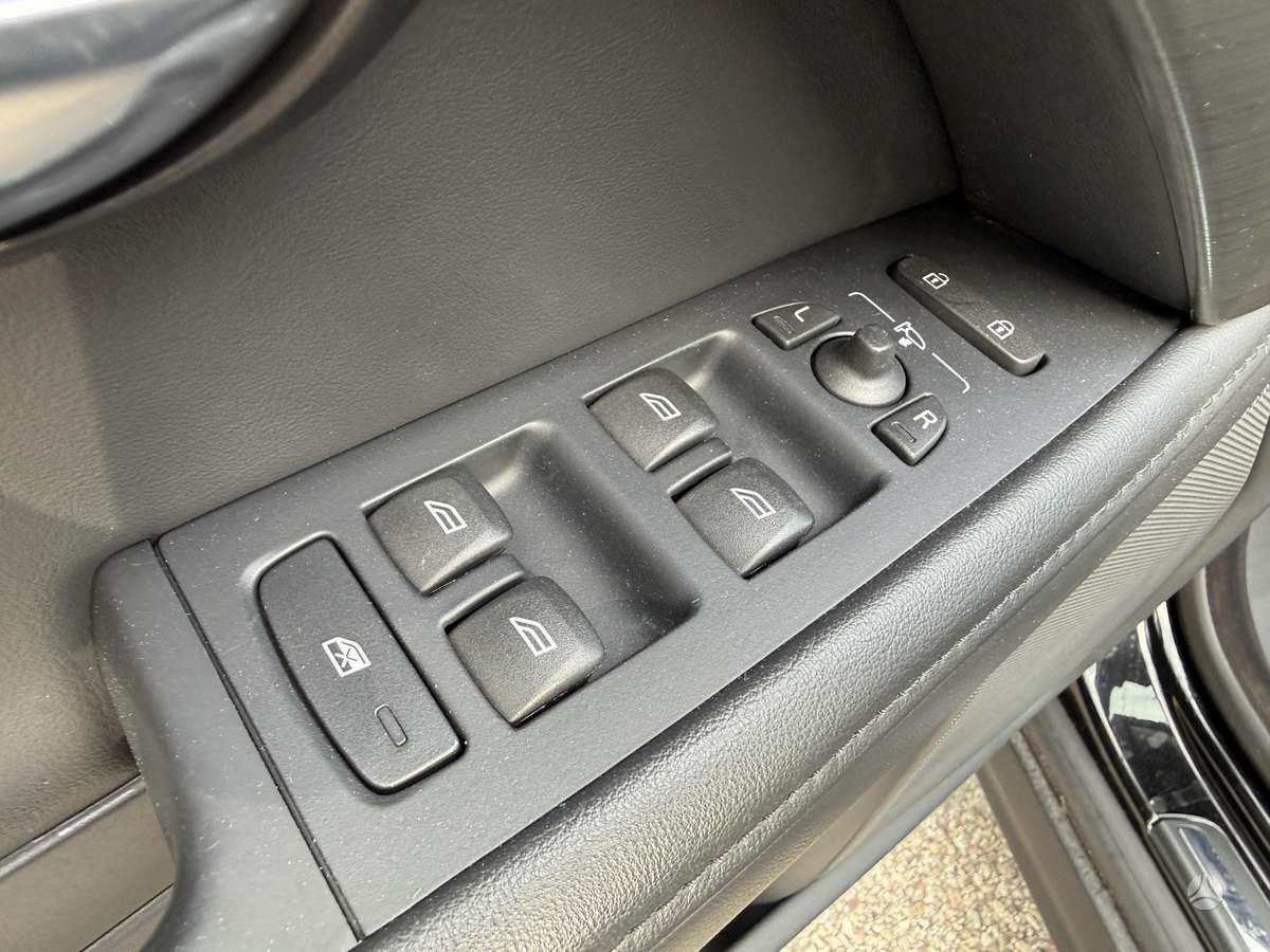 Volvo V70 2010 — photo 21