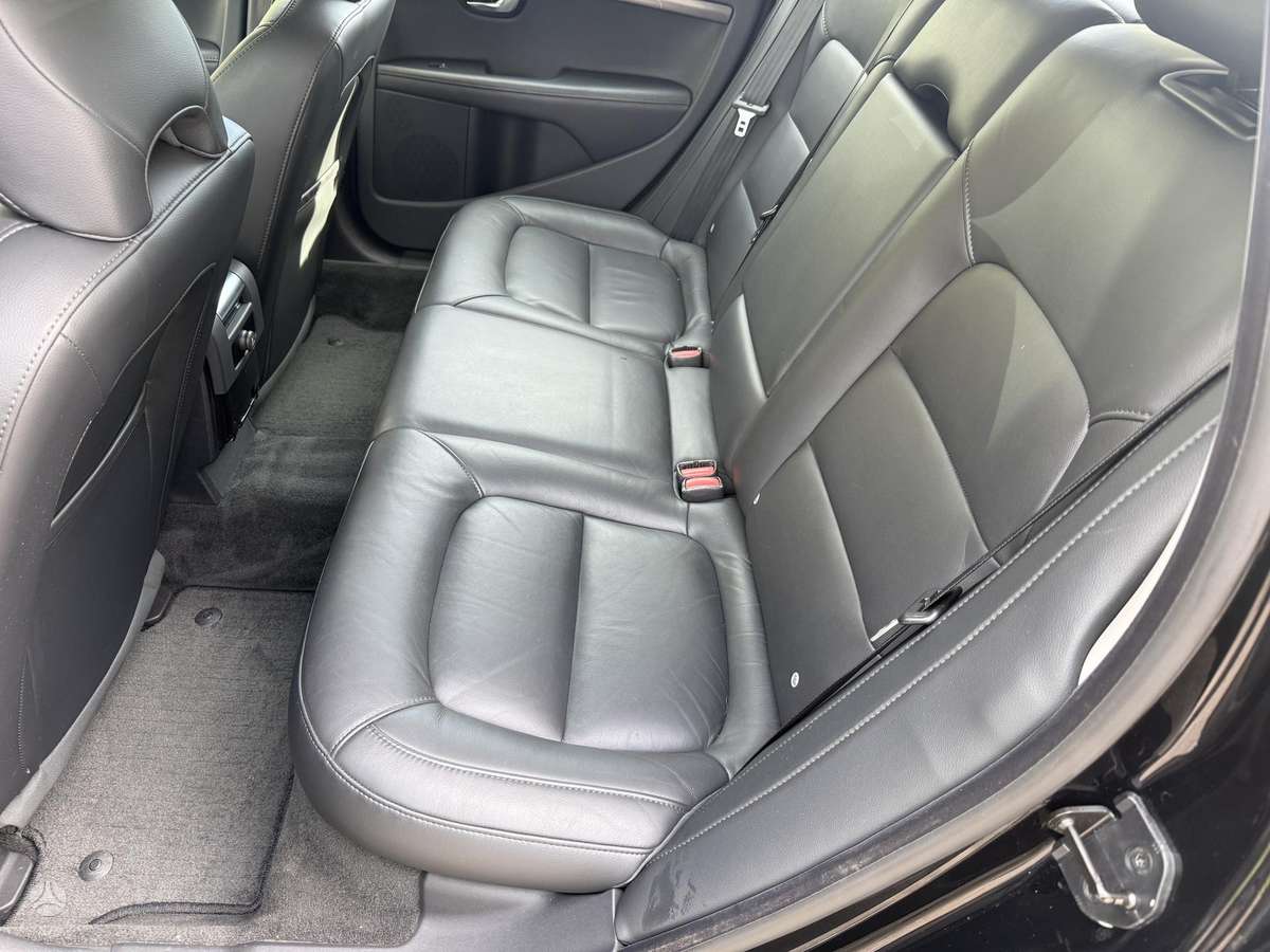 Volvo V70 2010 — photo 22