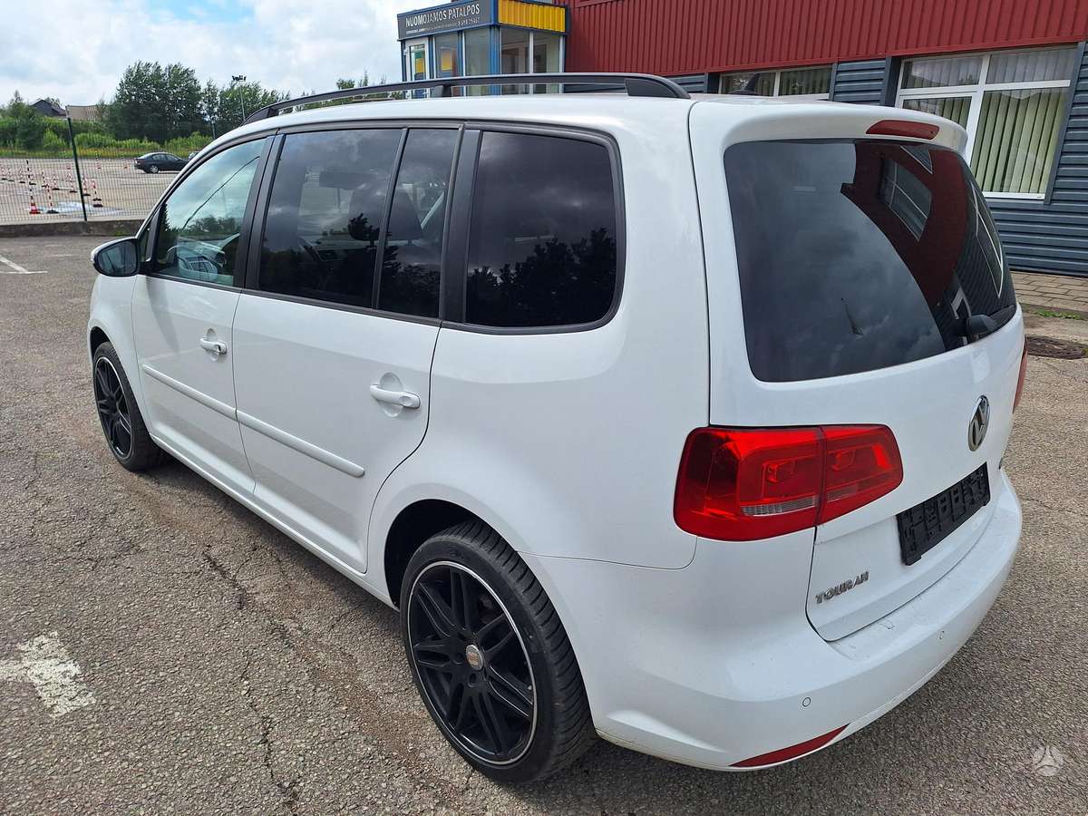 Volkswagen Touran 2011 — вигляд ззаду