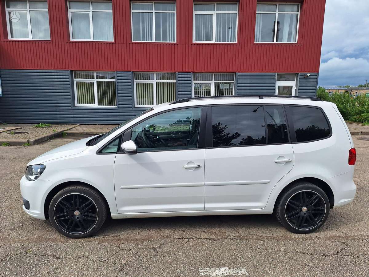 Volkswagen Touran 2011 — салон