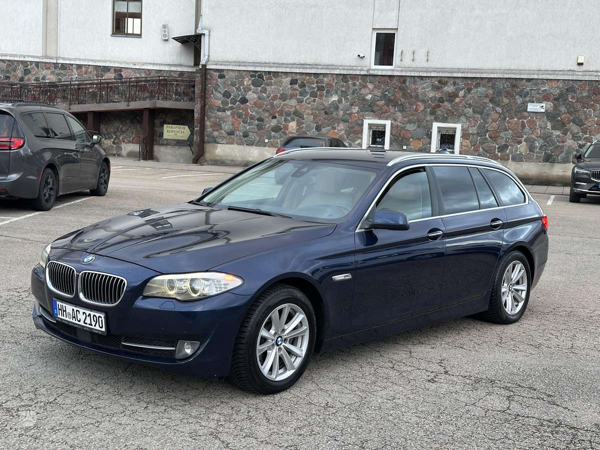 BMW 520 2013 — салон