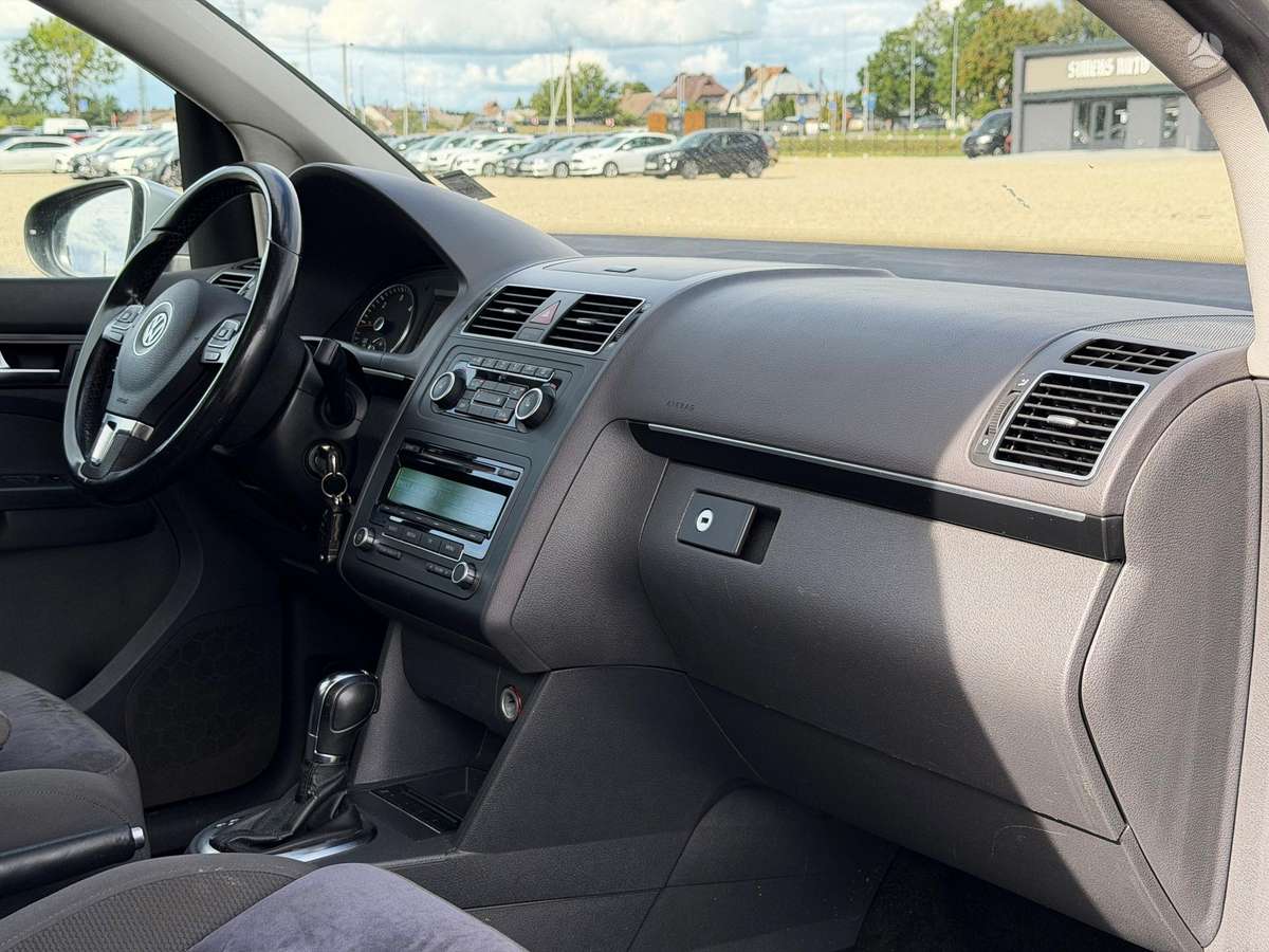 Volkswagen Touran 2011 — photo 11