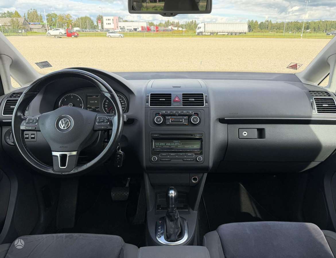 Volkswagen Touran 2011 — photo 12