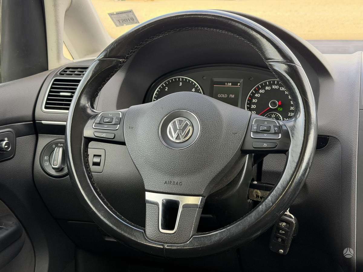 Volkswagen Touran 2011 — photo 14