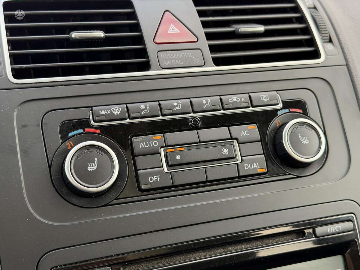 Volkswagen Touran 2011 — photo 16
