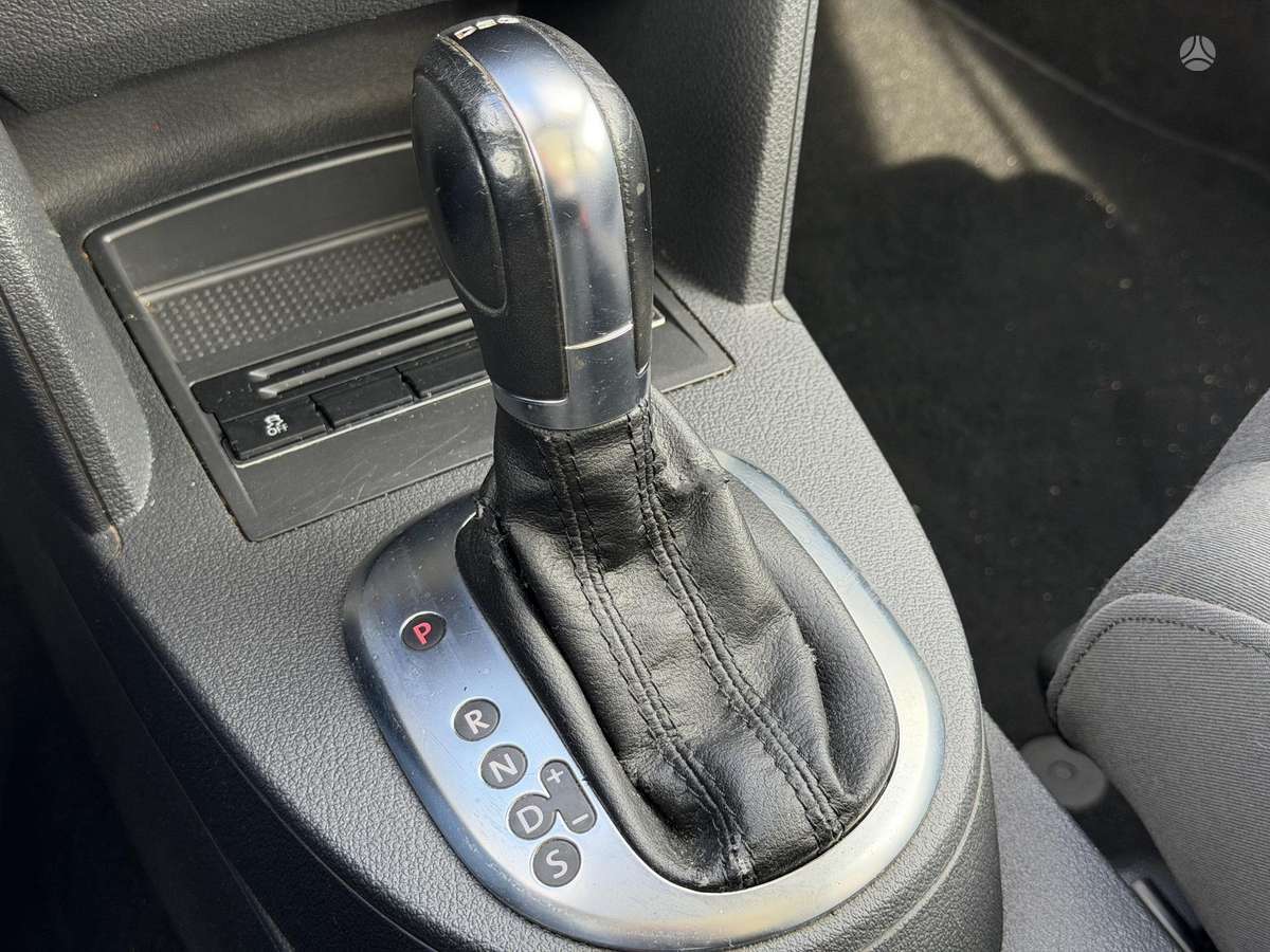 Volkswagen Touran 2011 — photo 18