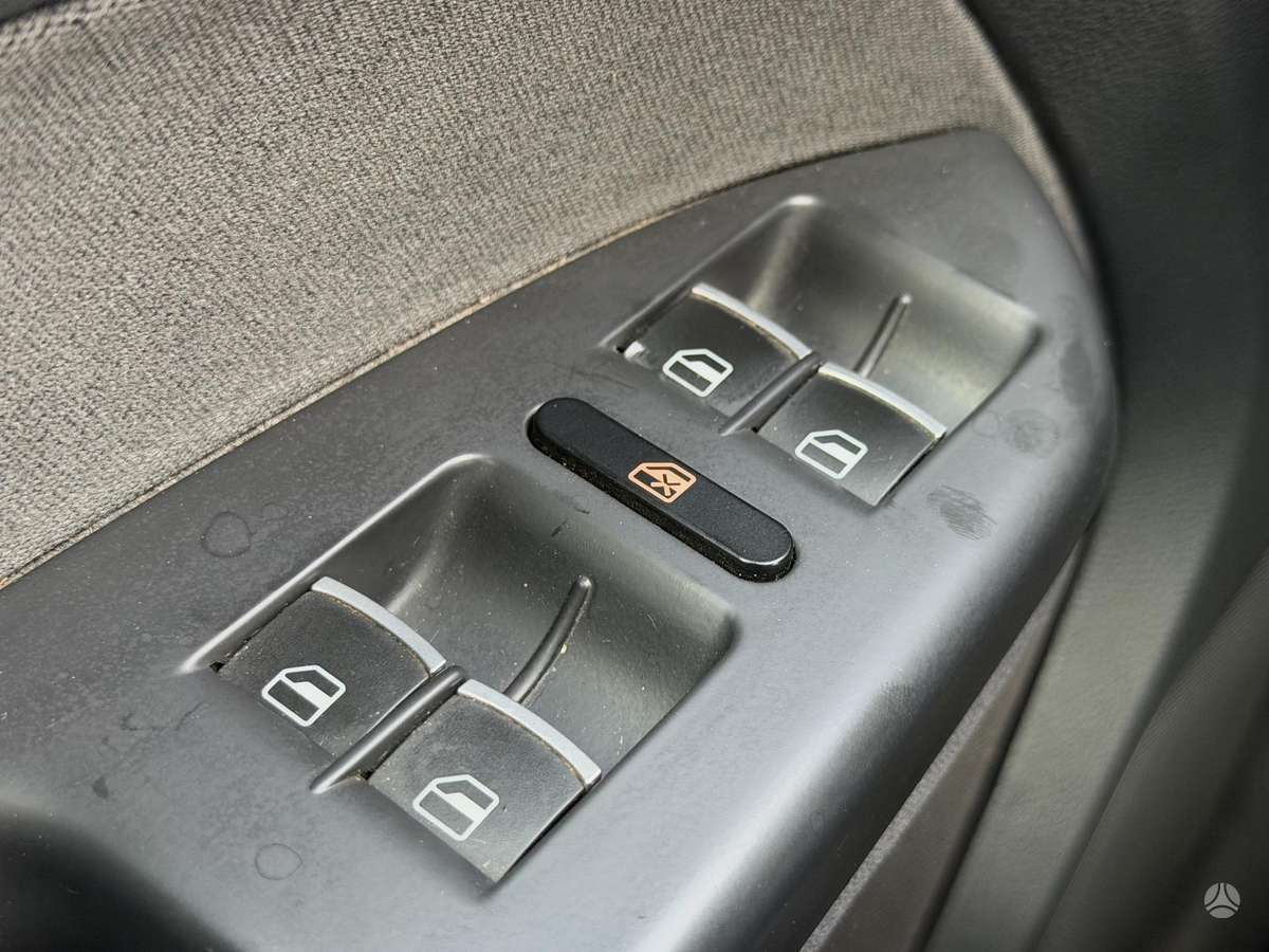 Volkswagen Touran 2011 — photo 19
