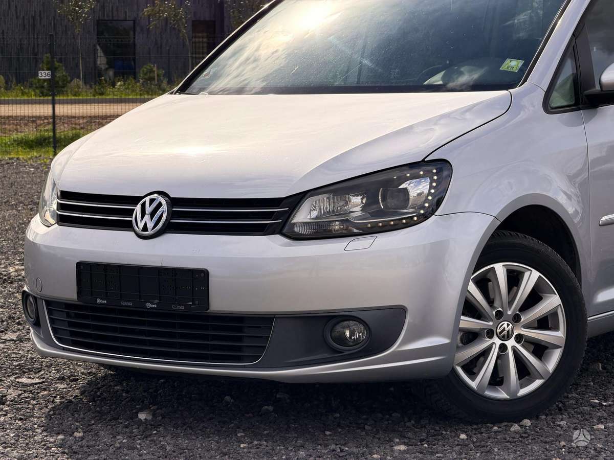 Volkswagen Touran 2011 — rear view