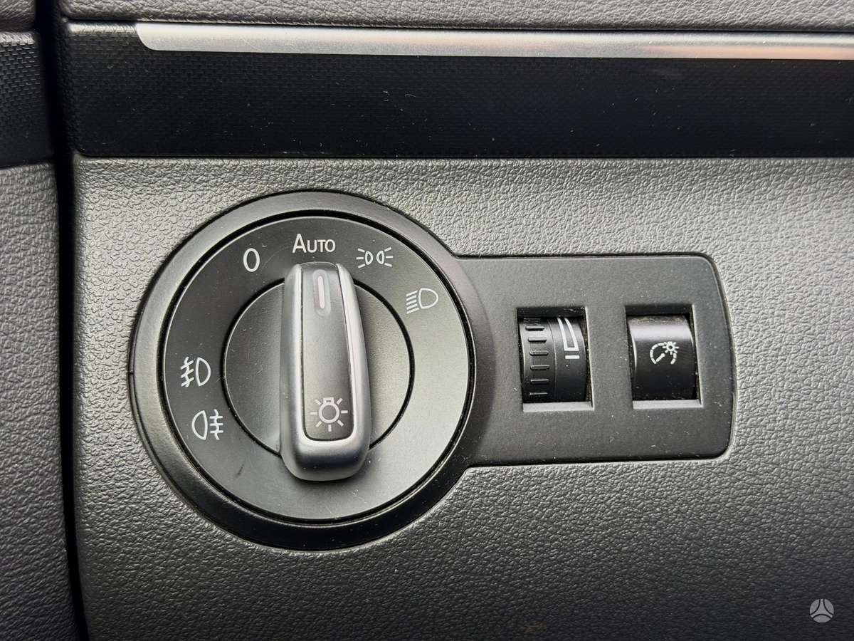 Volkswagen Touran 2011 — photo 20