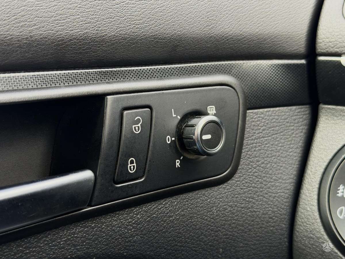 Volkswagen Touran 2011 — photo 21