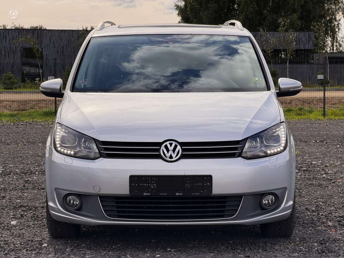Volkswagen Touran 2011 — interior