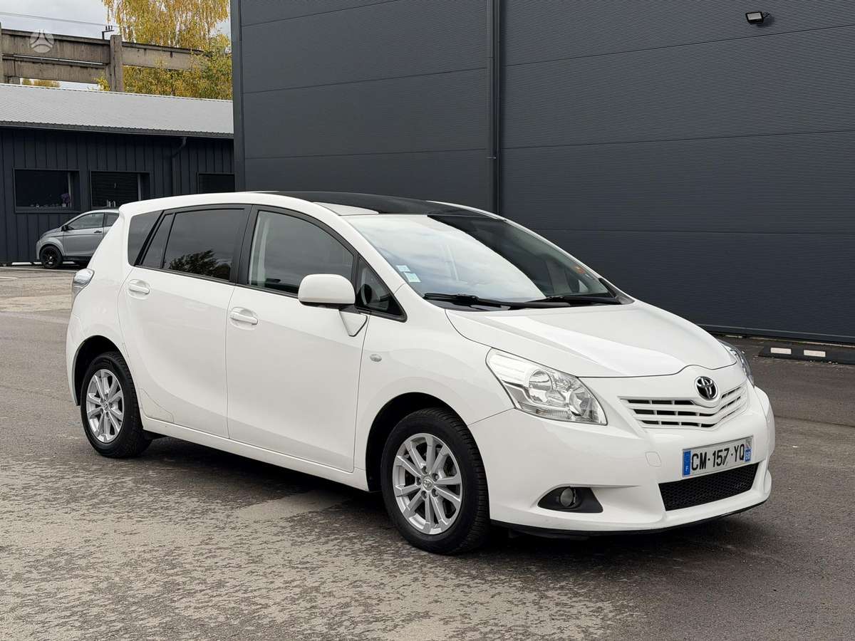 Toyota Verso 2012 — вигляд ззаду