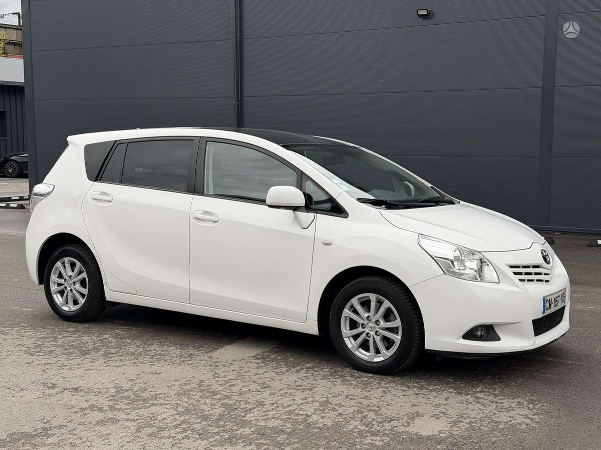 Toyota Verso 2012 — салон