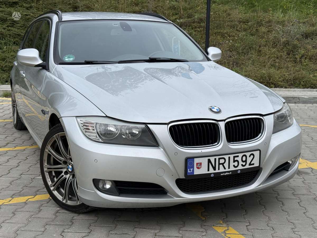 BMW 320 2011 — вигляд ззаду
