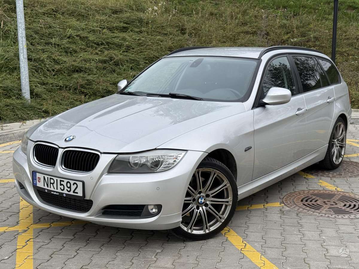 BMW 320 2011 — салон