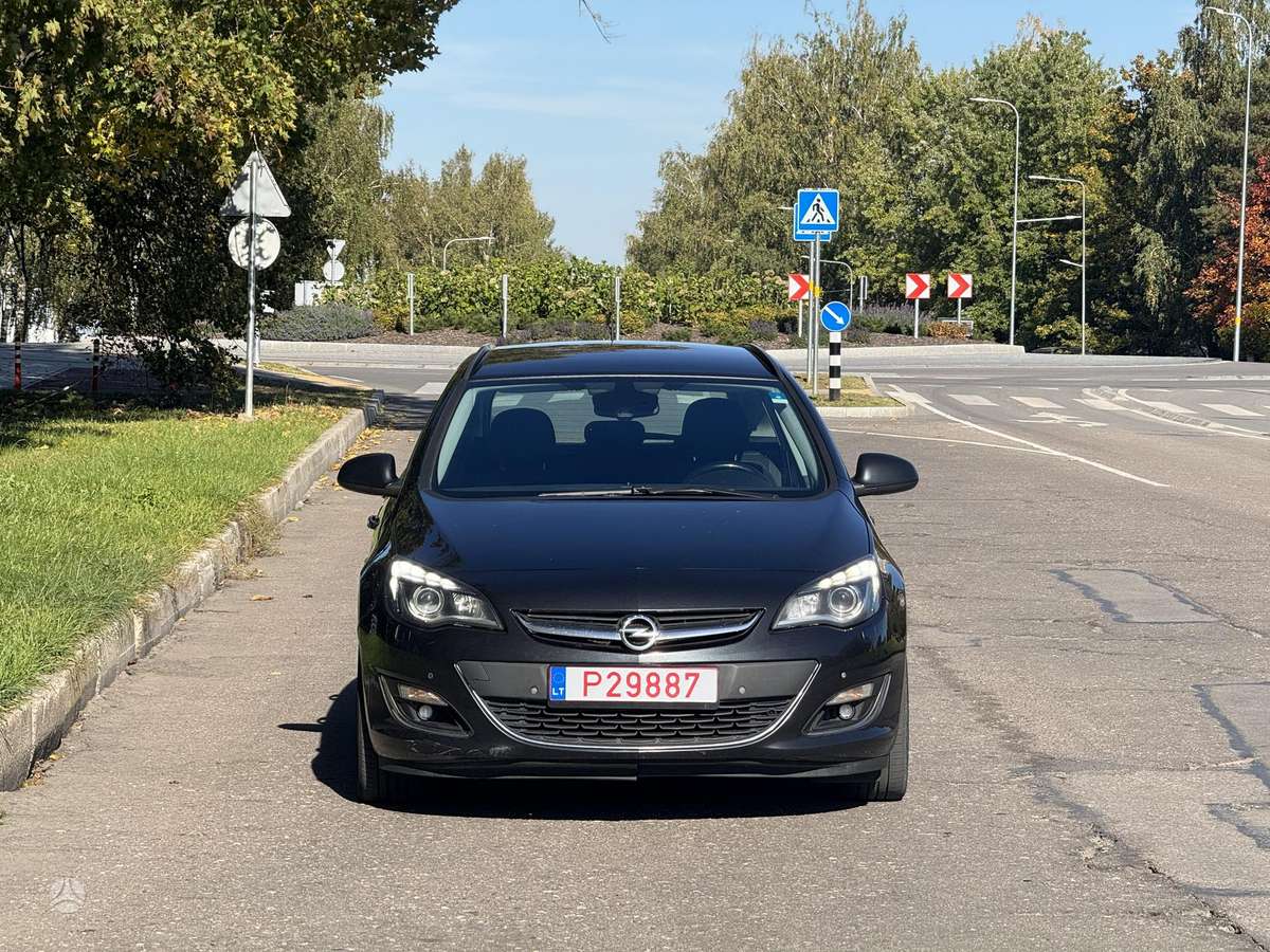 Opel Astra 2014 — rear view