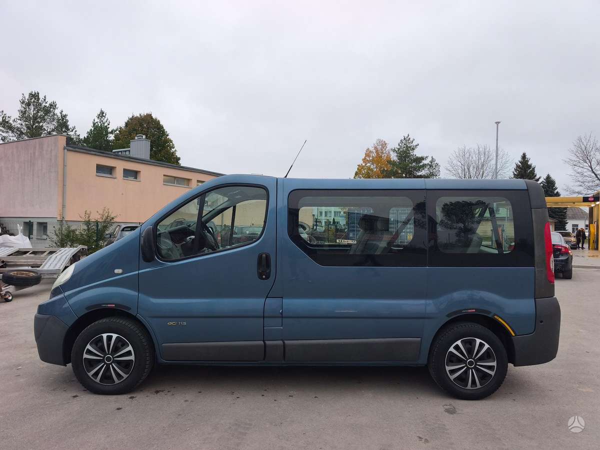 Renault Trafic 2008 — rear view