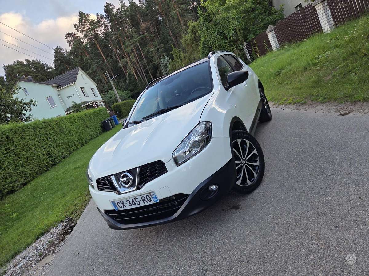 Nissan Qashqai 2013 — rear view