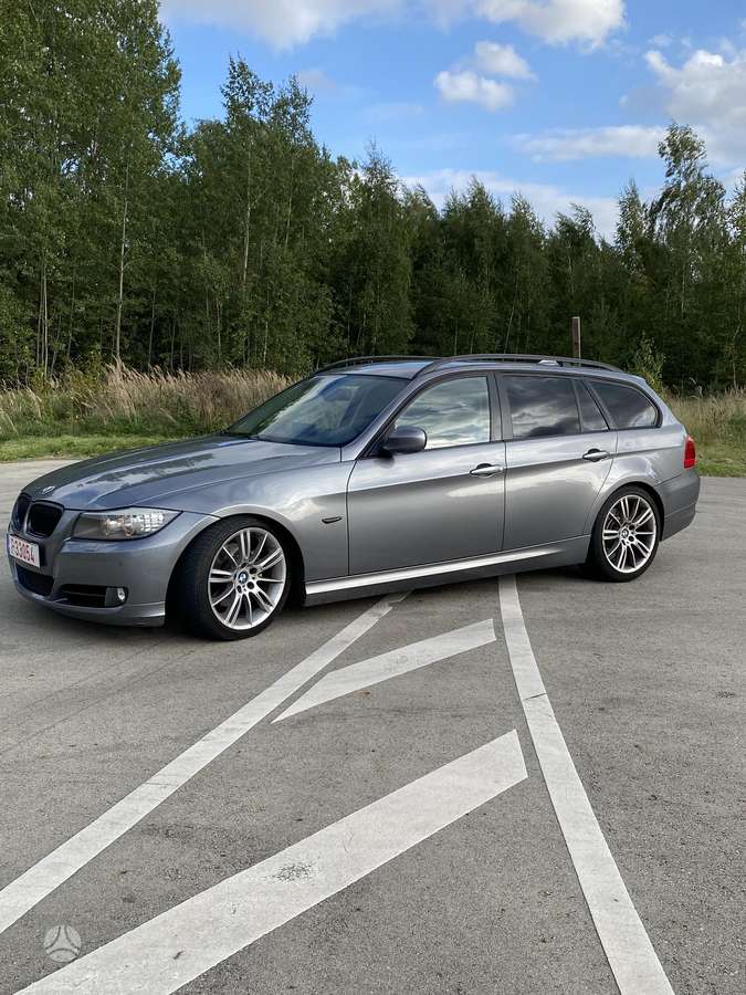 BMW 320 2009 — вигляд ззаду