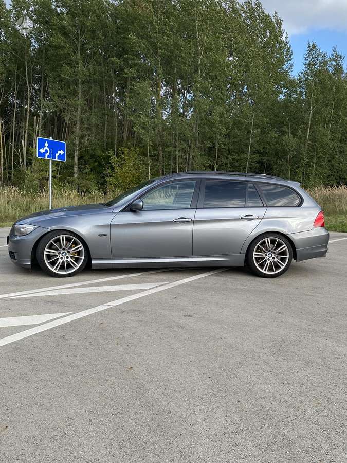 BMW 320 2009 — салон