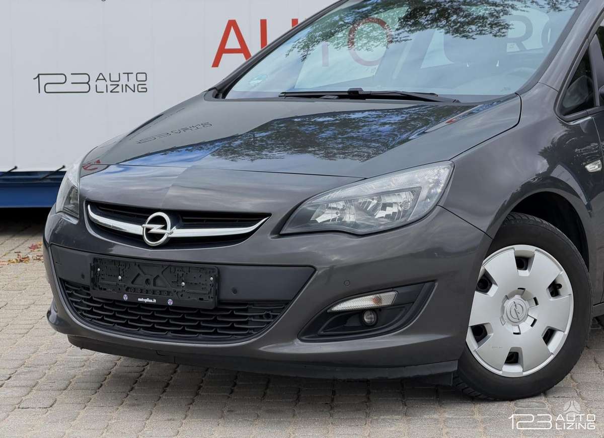 Opel Astra 2015 — rear view