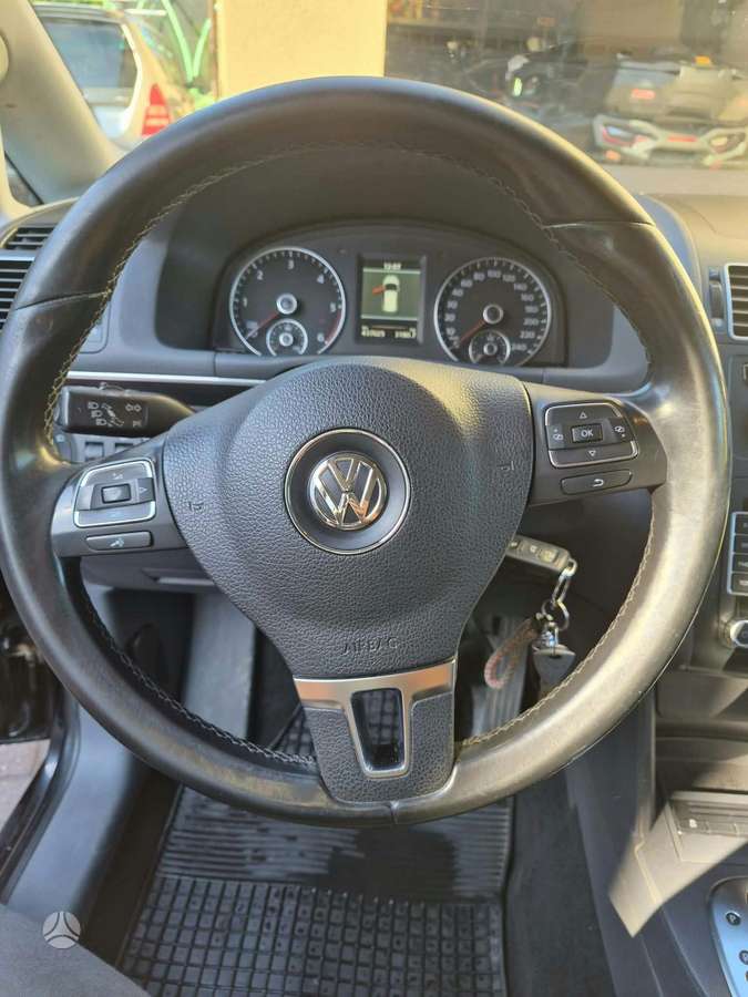 Volkswagen Touran 2013 — rear view