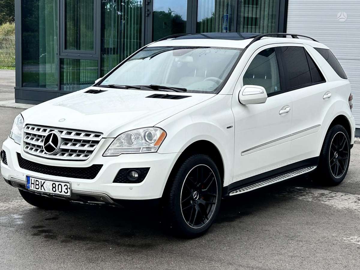 Mercedes-Benz ML320 2010 — rear view