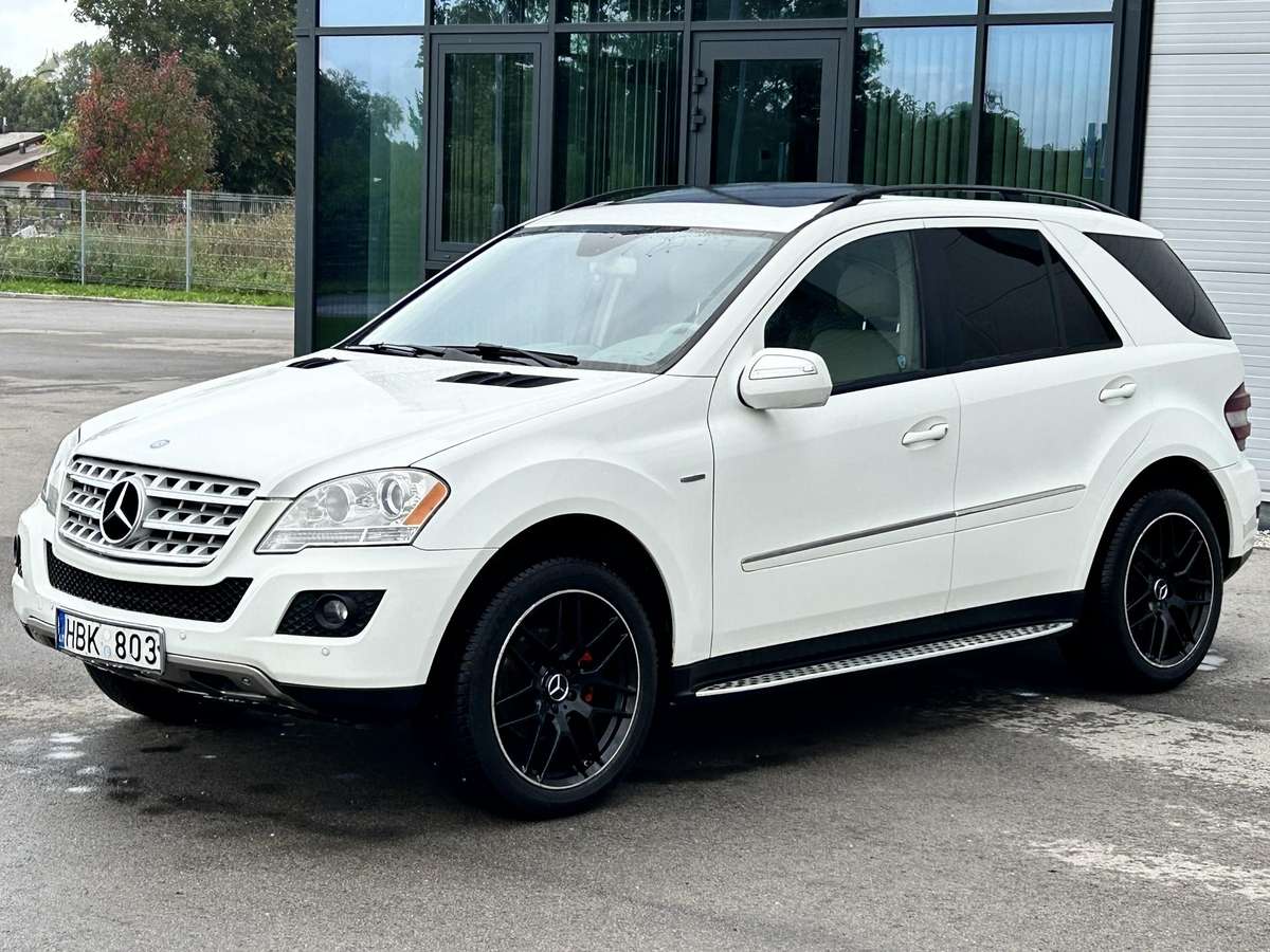 Mercedes-Benz ML320 2010 — interior