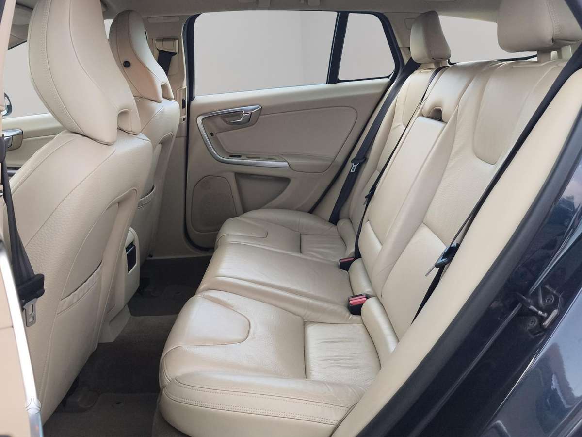 Volvo V60 2011 — photo 11