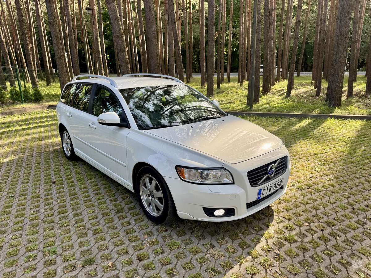 Volvo V50 2011 — rear view