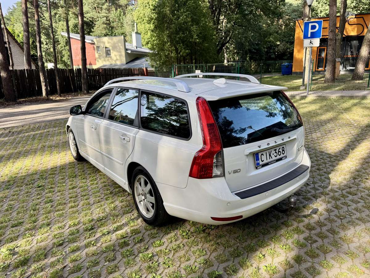 Volvo V50 2011 — interior