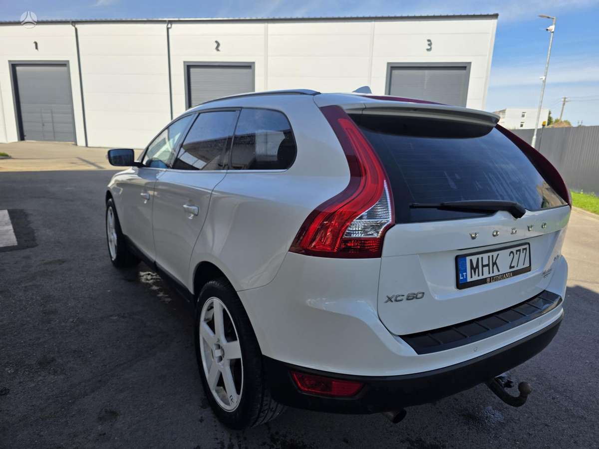 Volvo XC60 2010 — салон