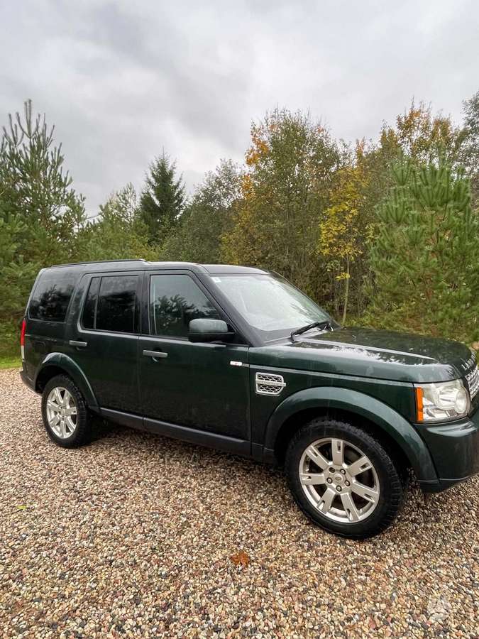 Land Rover 2010 — interior