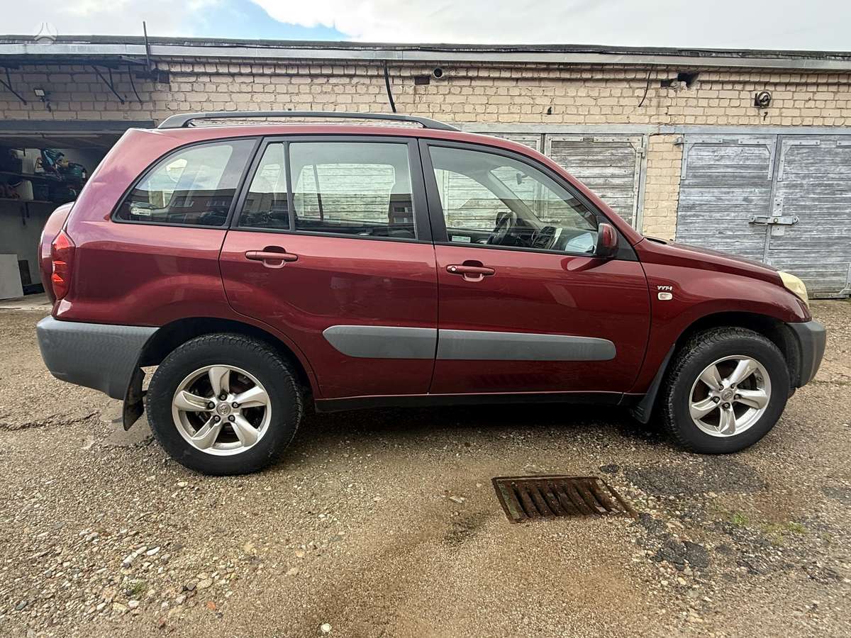 Toyota RAV4 2004 — engine 1794 cm³, 125 HP (92kW)