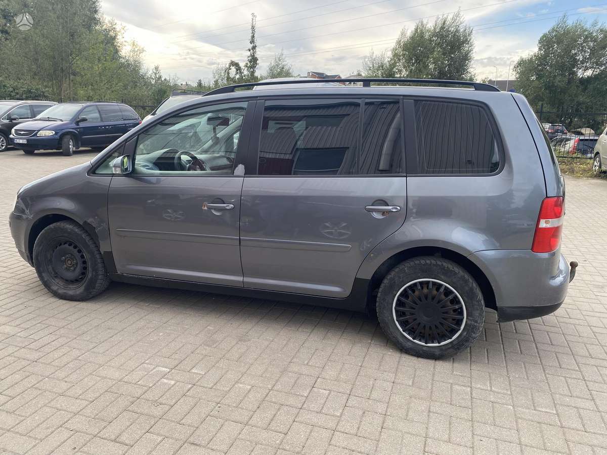 Volkswagen Touran 2004 — rear view