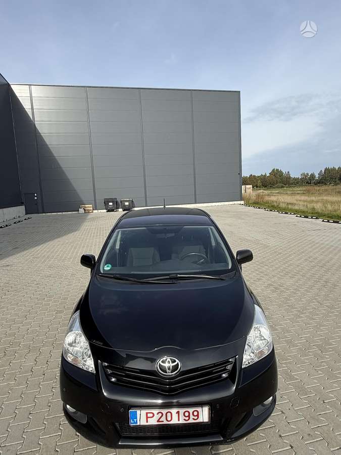 Toyota Verso 2013 — вигляд ззаду