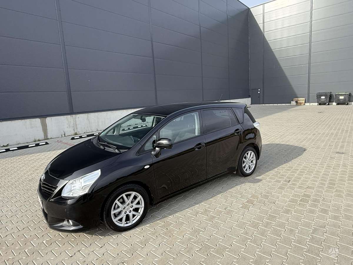 Toyota Verso 2013 — двигун 2200 cm³, 126 HP (93kW)