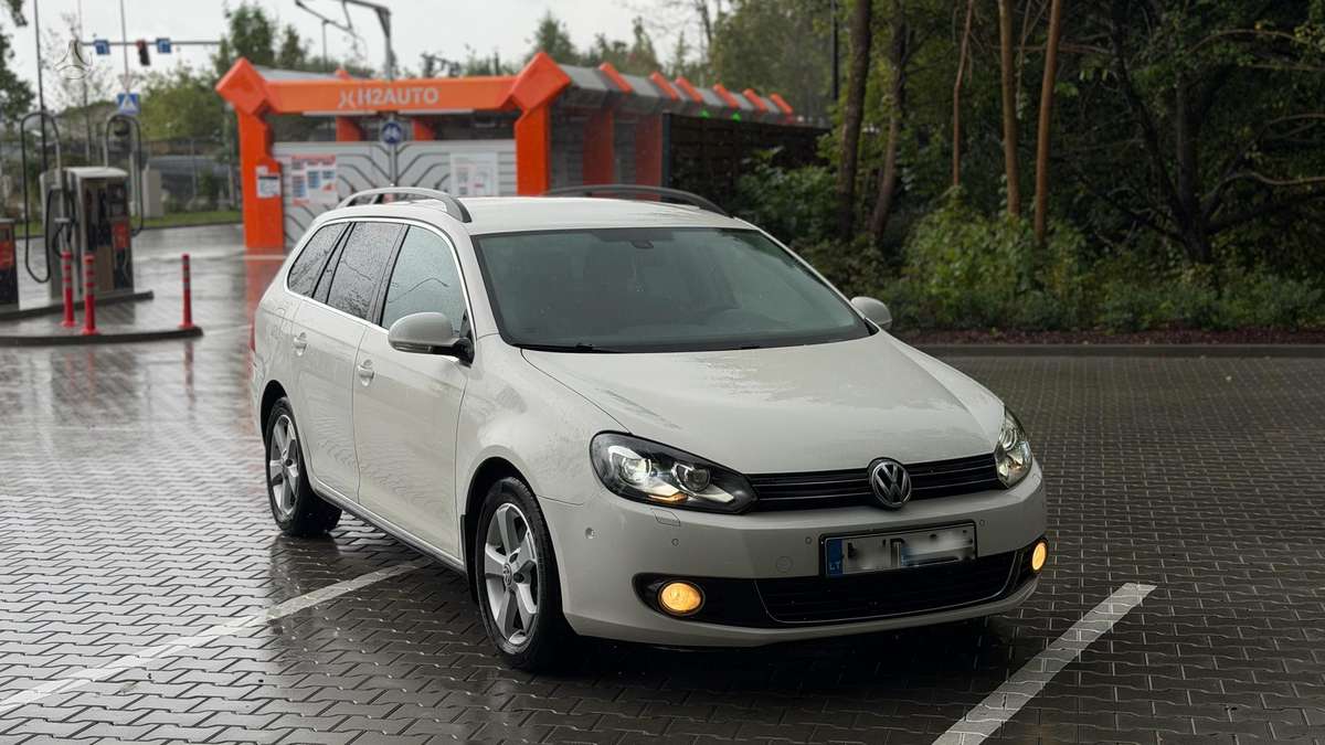 Volkswagen Golf 2010 — interior