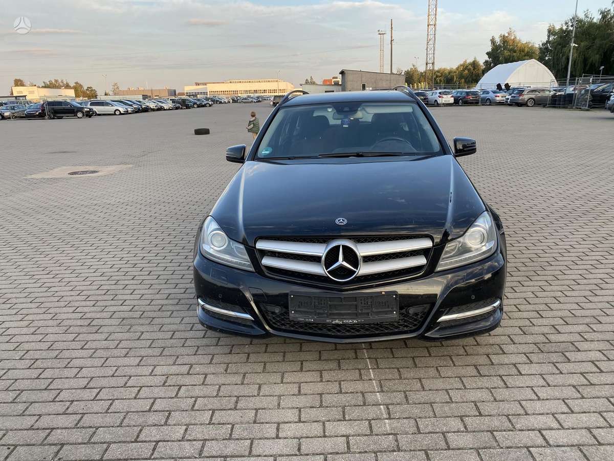 Mercedes-Benz C200 2011 — вигляд ззаду