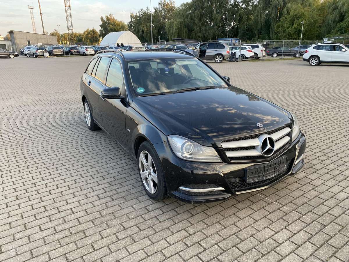 Mercedes-Benz C200 2011 — салон