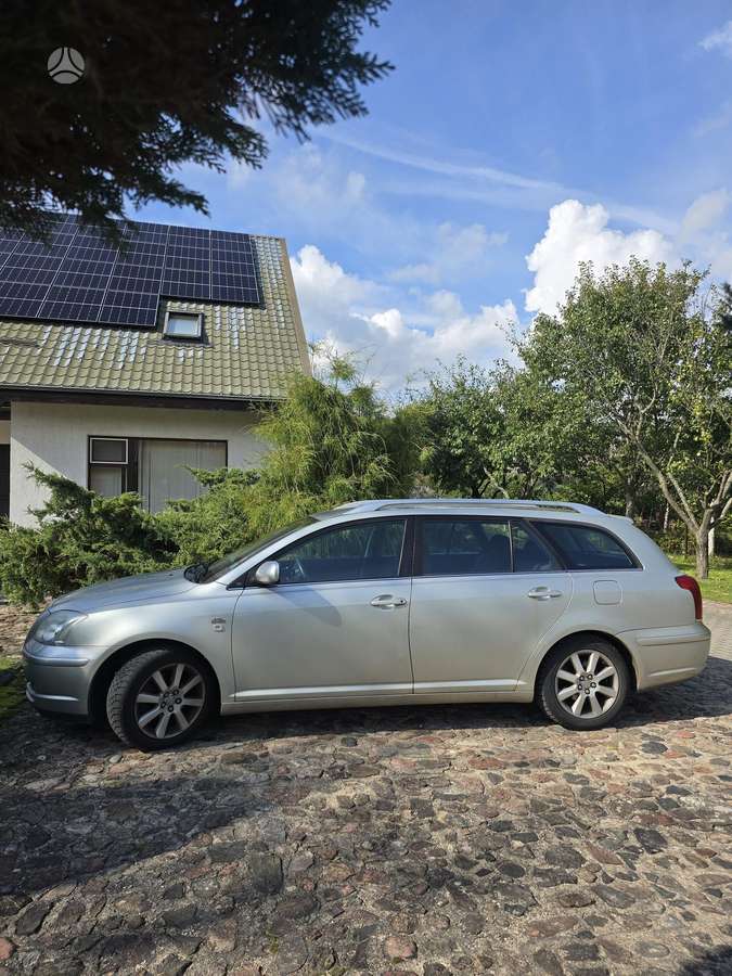 Toyota Avensis 2004 — rear view