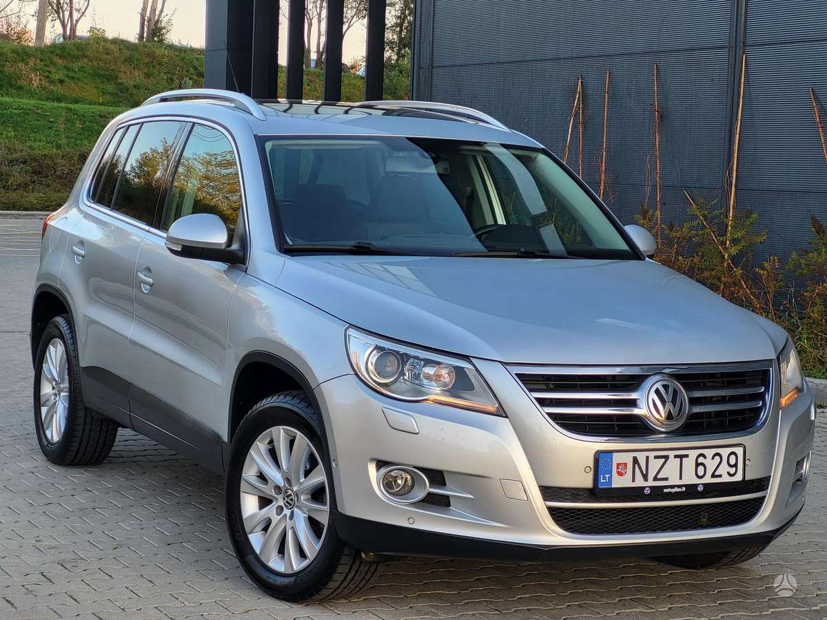 Volkswagen Tiguan 2010 — rear view
