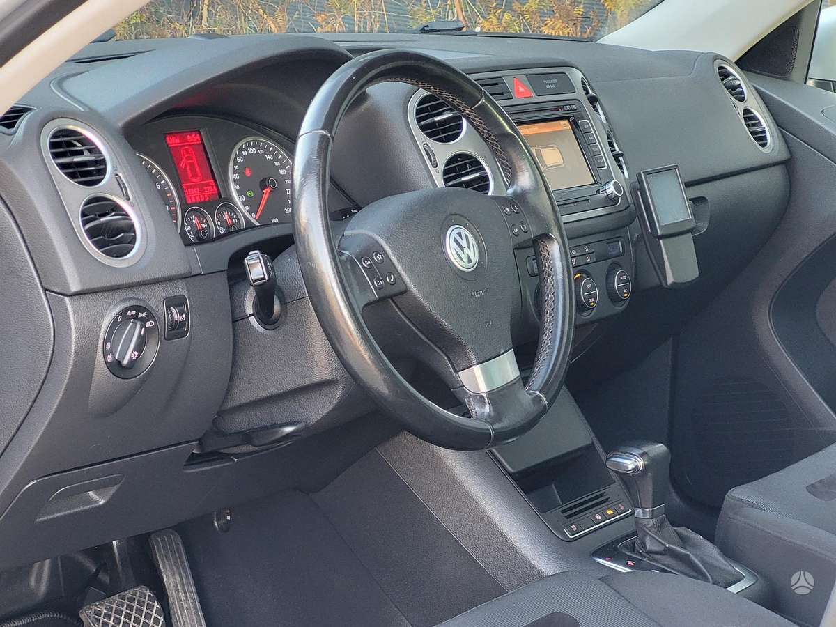 Volkswagen Tiguan 2010 — photo 20