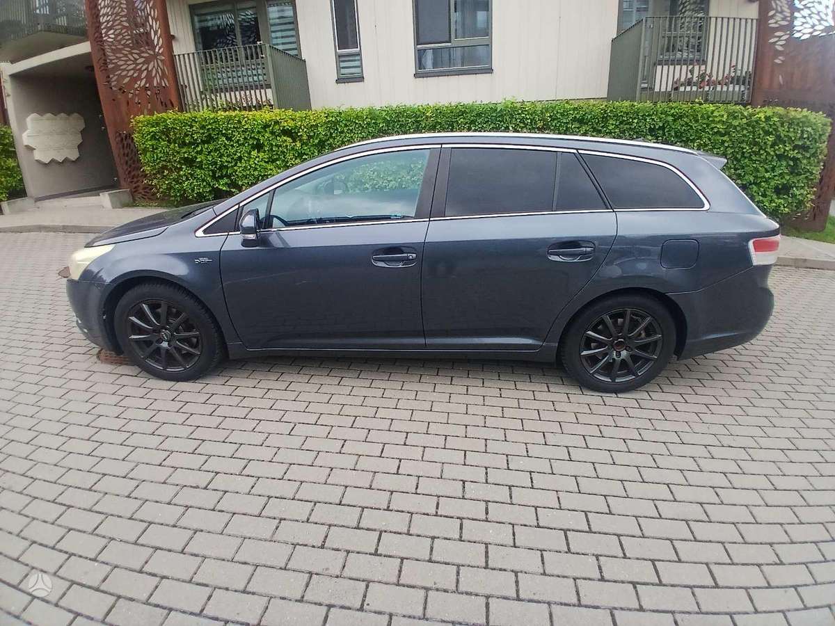 Toyota Avensis 2009 — вигляд ззаду