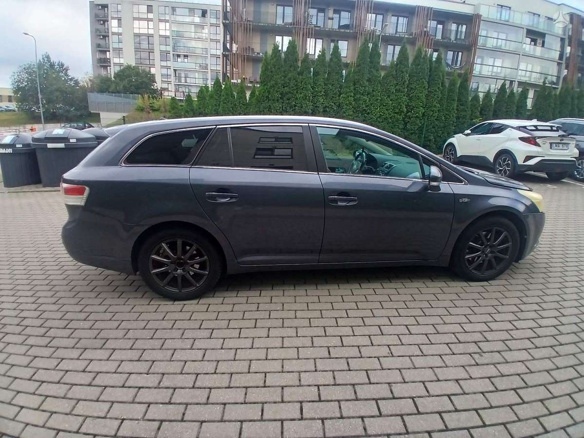 Toyota Avensis 2009 — салон
